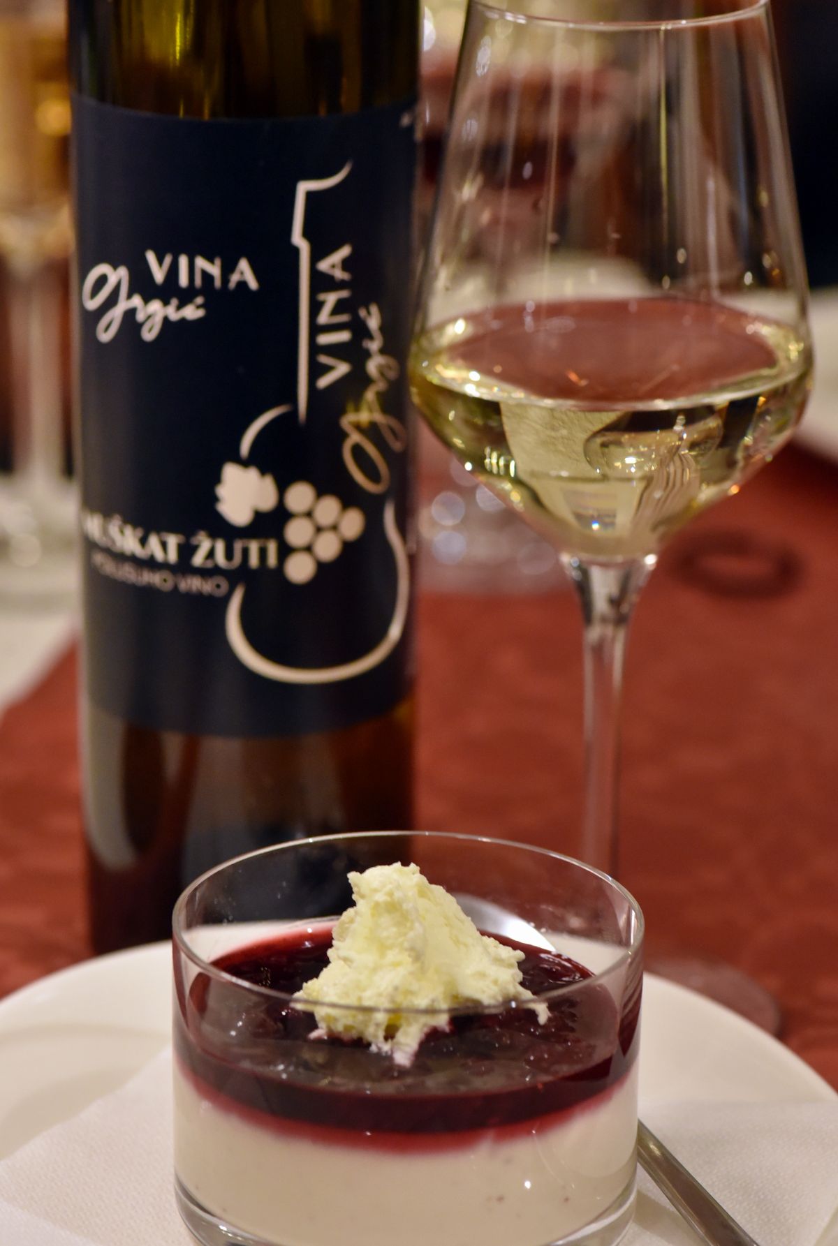 10 Panna cotta sa šumskim voćem Grgić Muškat žuti