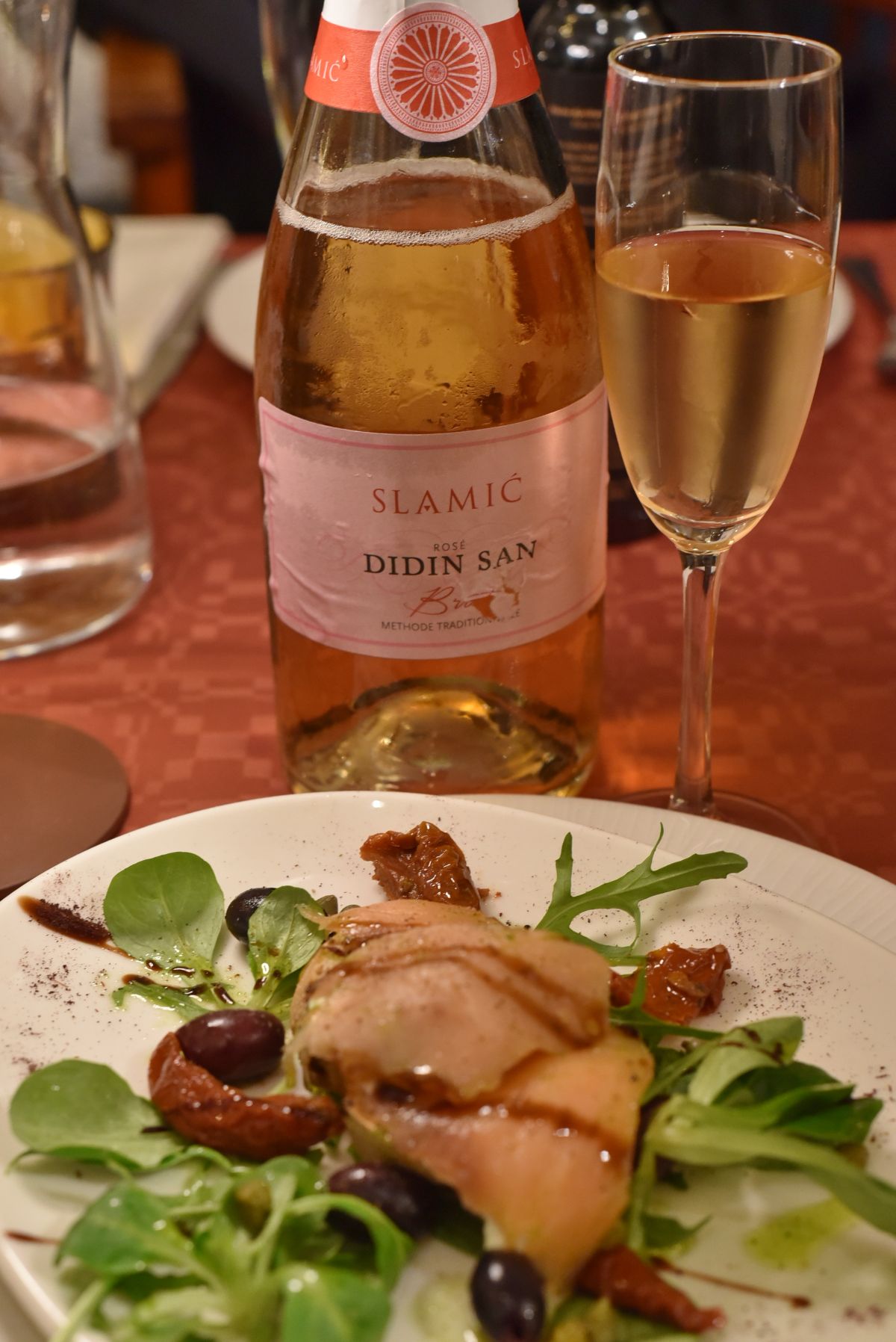 6 Brusketa s dimljenim lososom Slamić pjenušac Didin san Rose brut