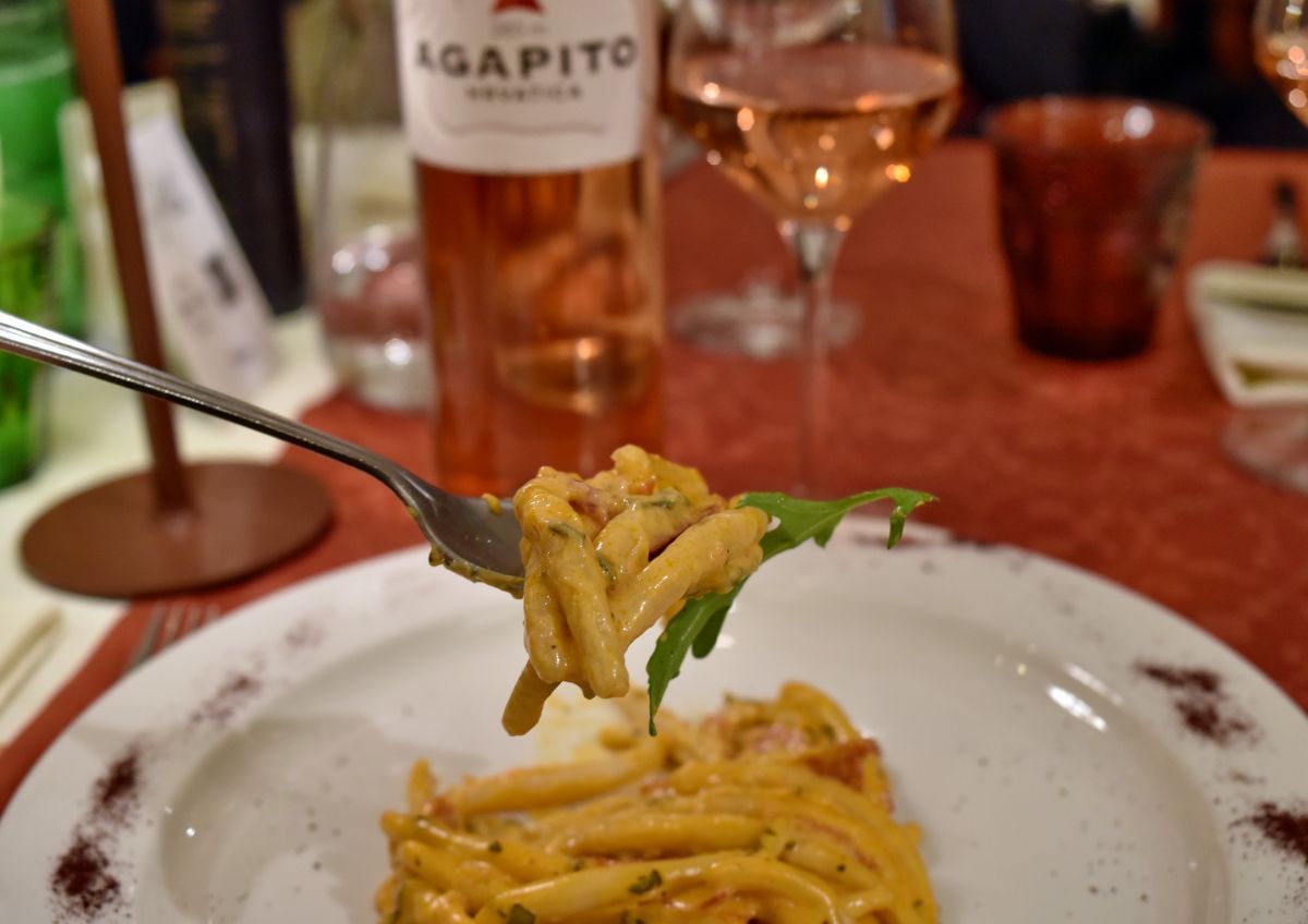 7 Pljukanci u umaku od pršuta i kadulje i Agapito Hrvatica Rose