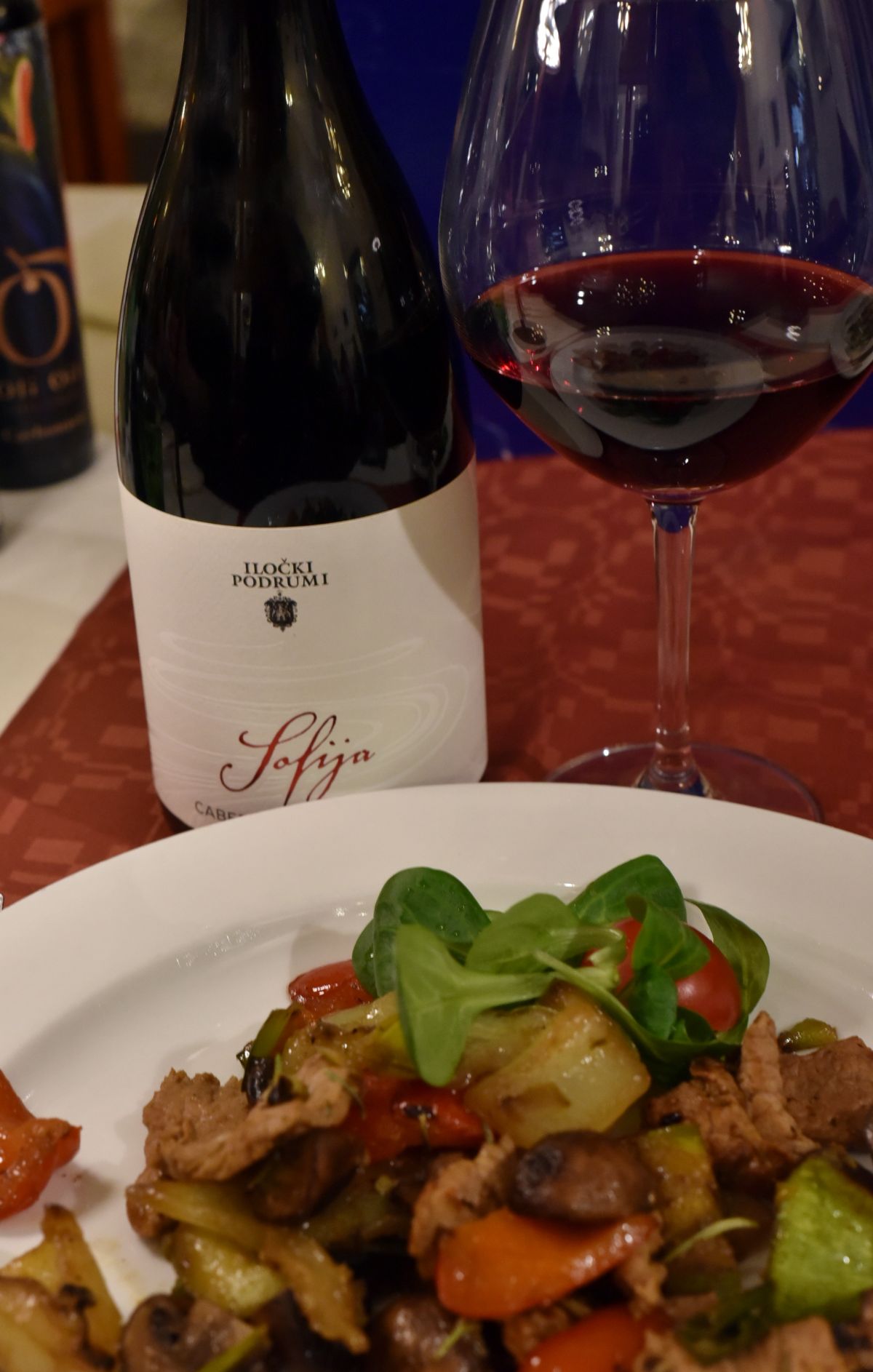 9 Marinirani teleći ficleki s grilanim povrćem Iločki podrumi Cabernet sauvignon Sofija