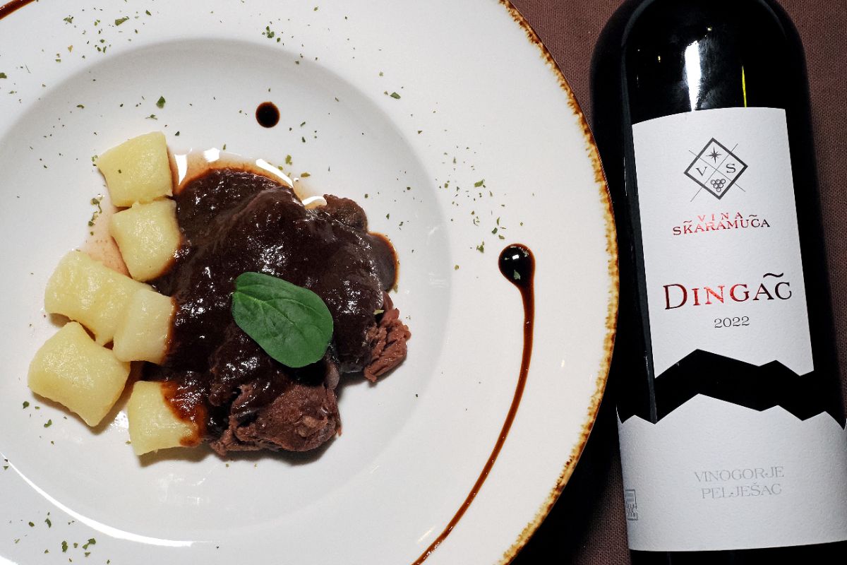 8 Juneći obrazi u umaku od suhih šljiva s njokima i Skaramuča Dingač