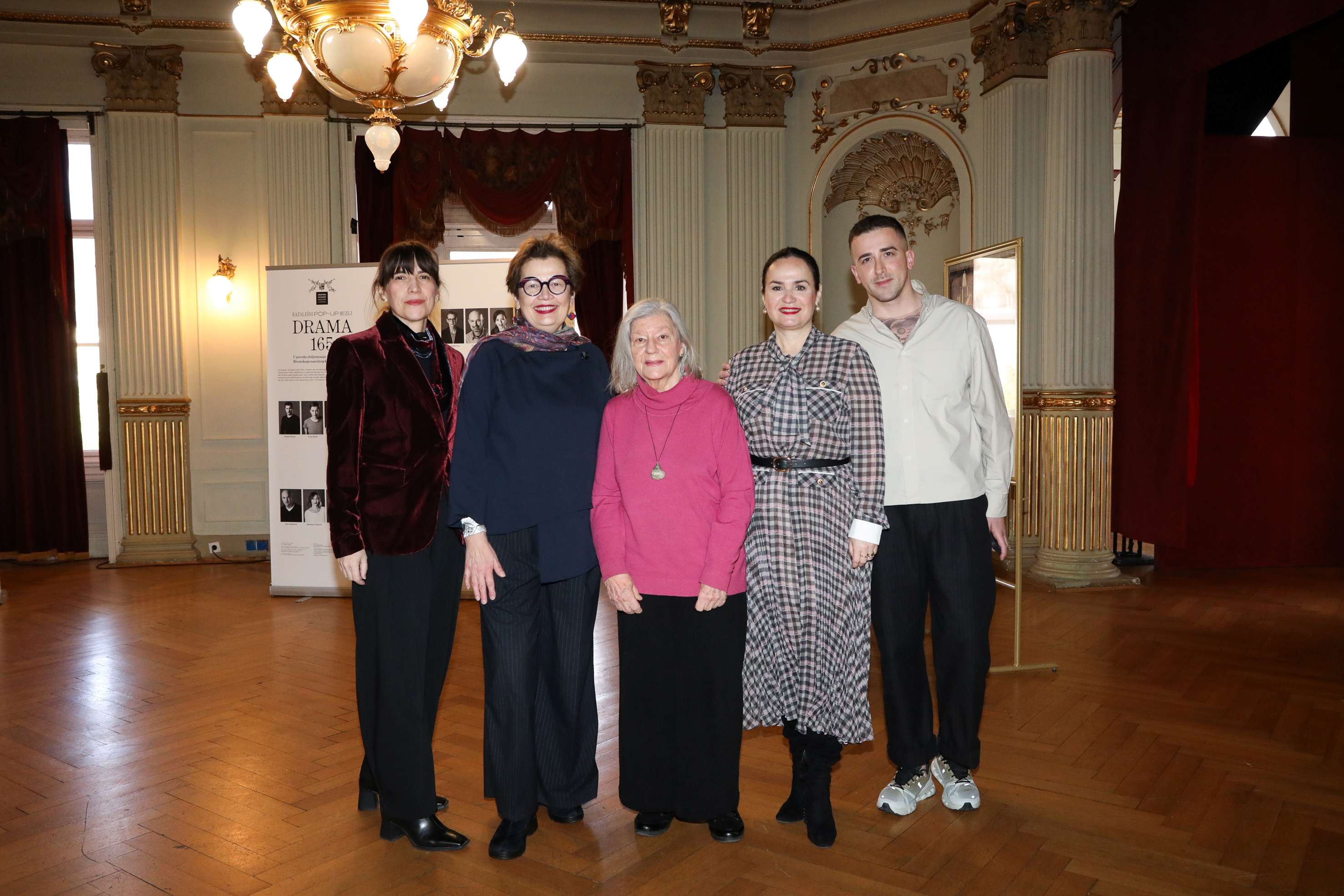 Viša kustosica Muzeja grada Zagreba i voditeljica Kazališne zbirke Marina Perica Krapljanov autorica koncepta izložbe dr. sc. Snježana Banović glumica kazališna redateljica i pedagog