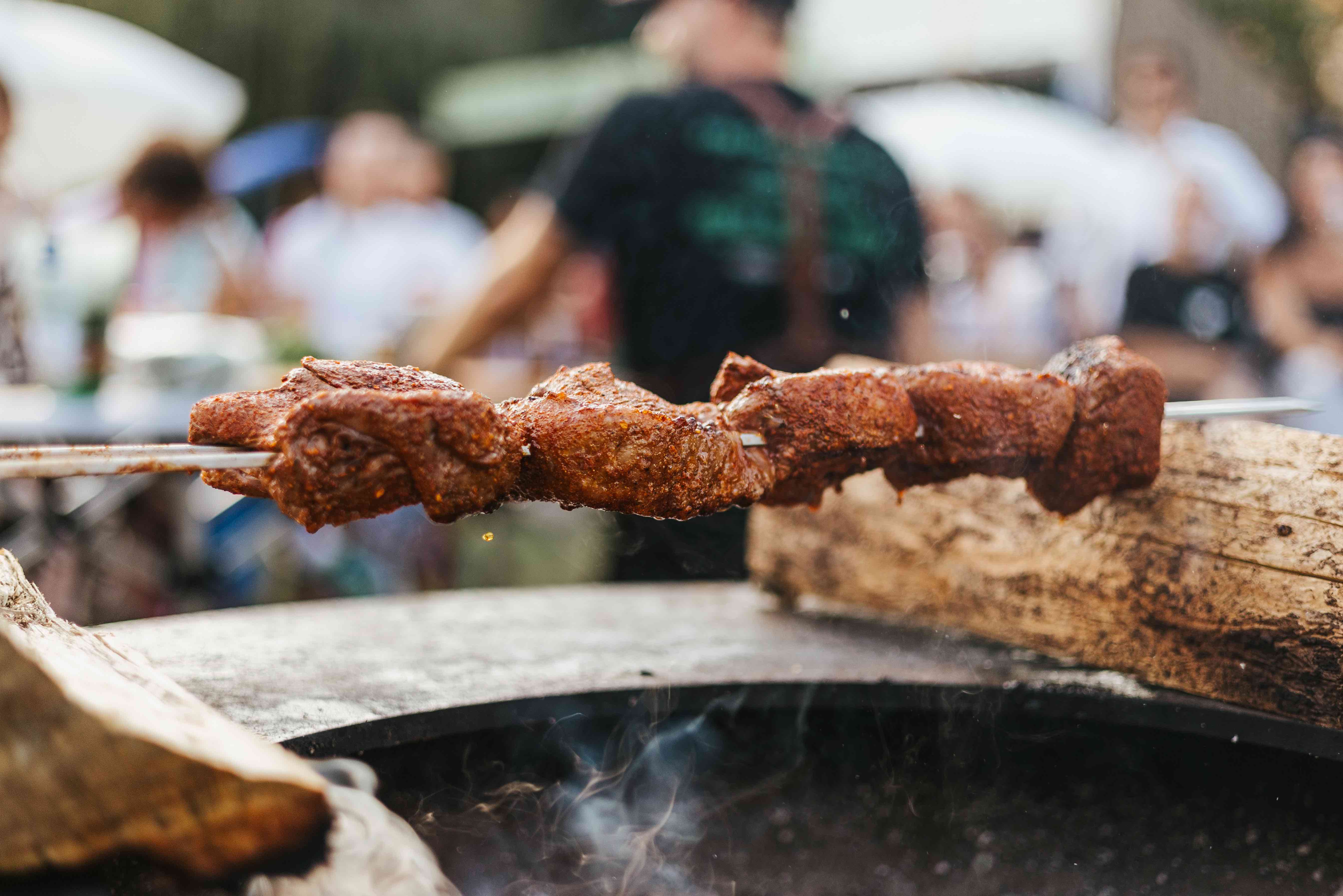Na BBQ Hot Yard radionici redit cüe cîileanske razînjicüe Anticuchos