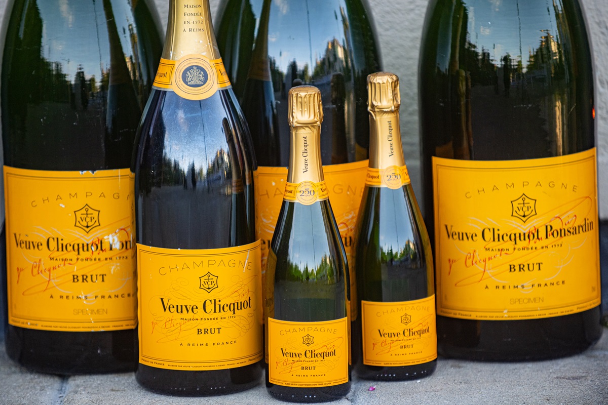 Veuve Clicquot Solaire Tables 11