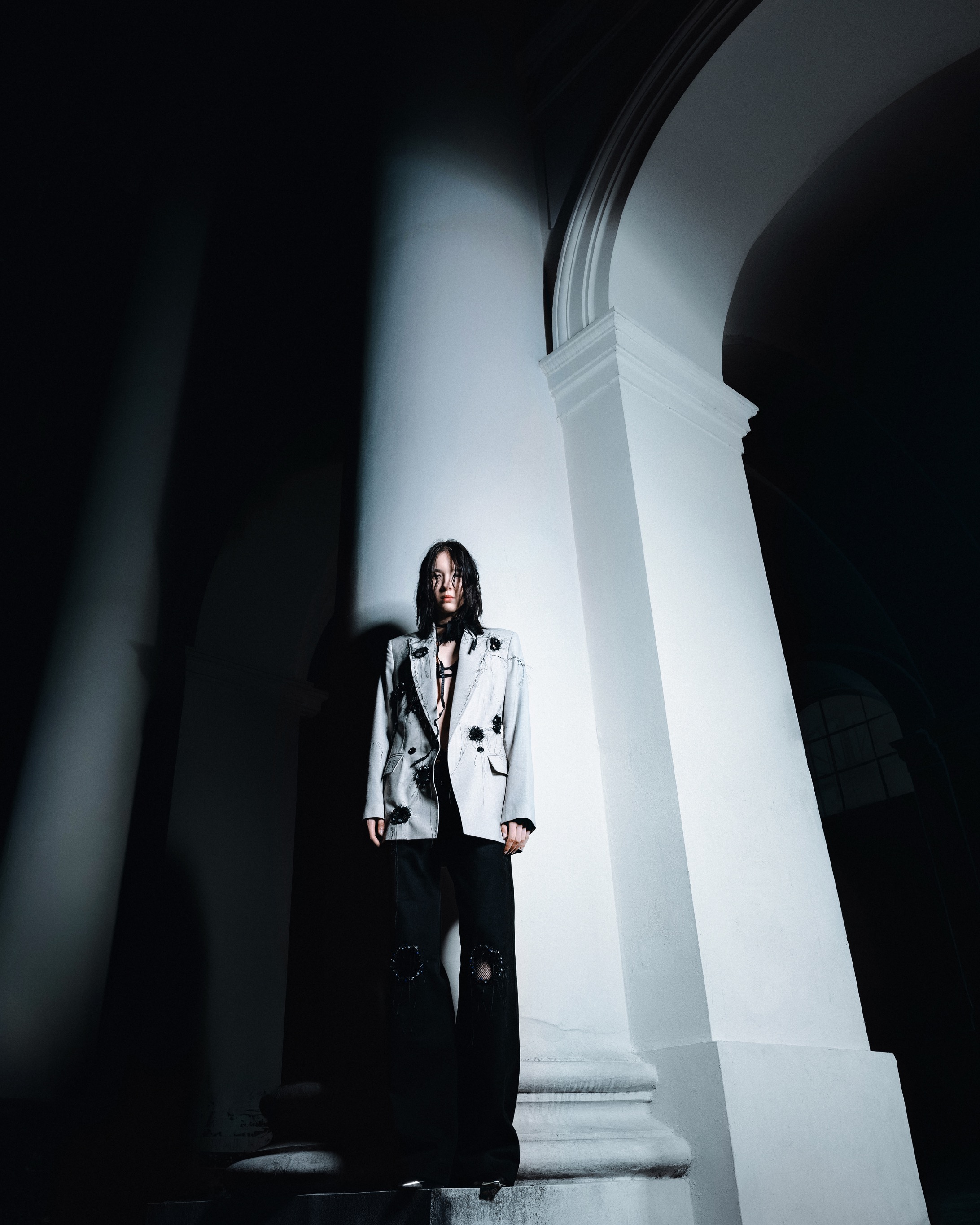 Između plohe i pokreta, "Između proljeća i ljeta" # Klisab modelira prijelaz kroz tekstil, siluetu i intervenciju