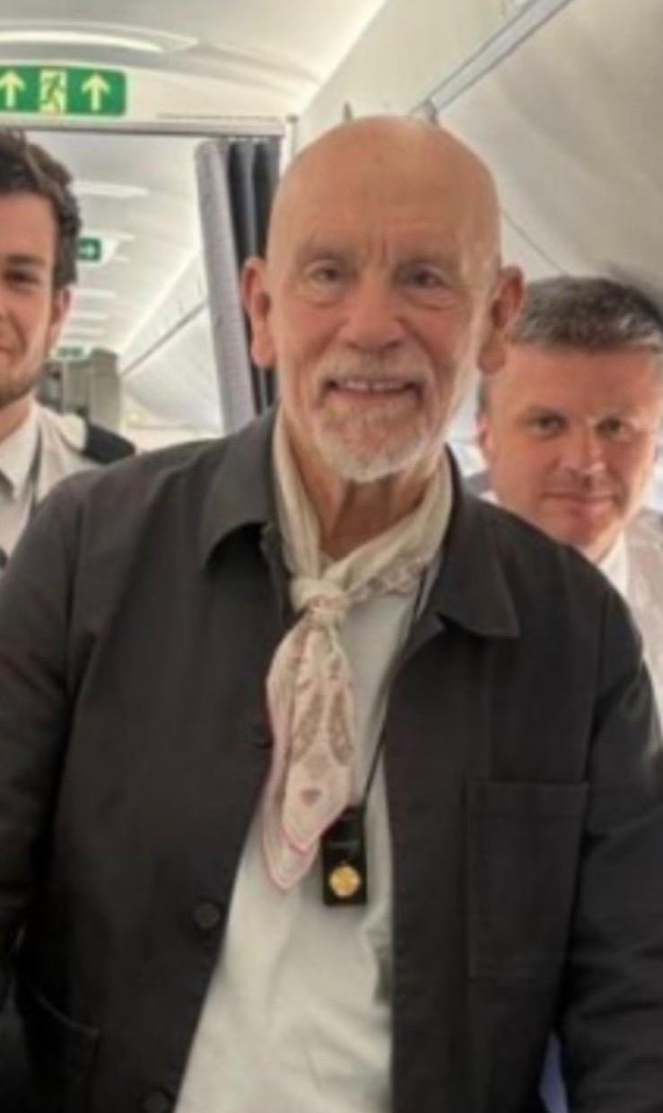JOHN MALKOVICH nosi ZEPTER MyION - super gadget koji stvara vlastitu zonu čistog zraka 