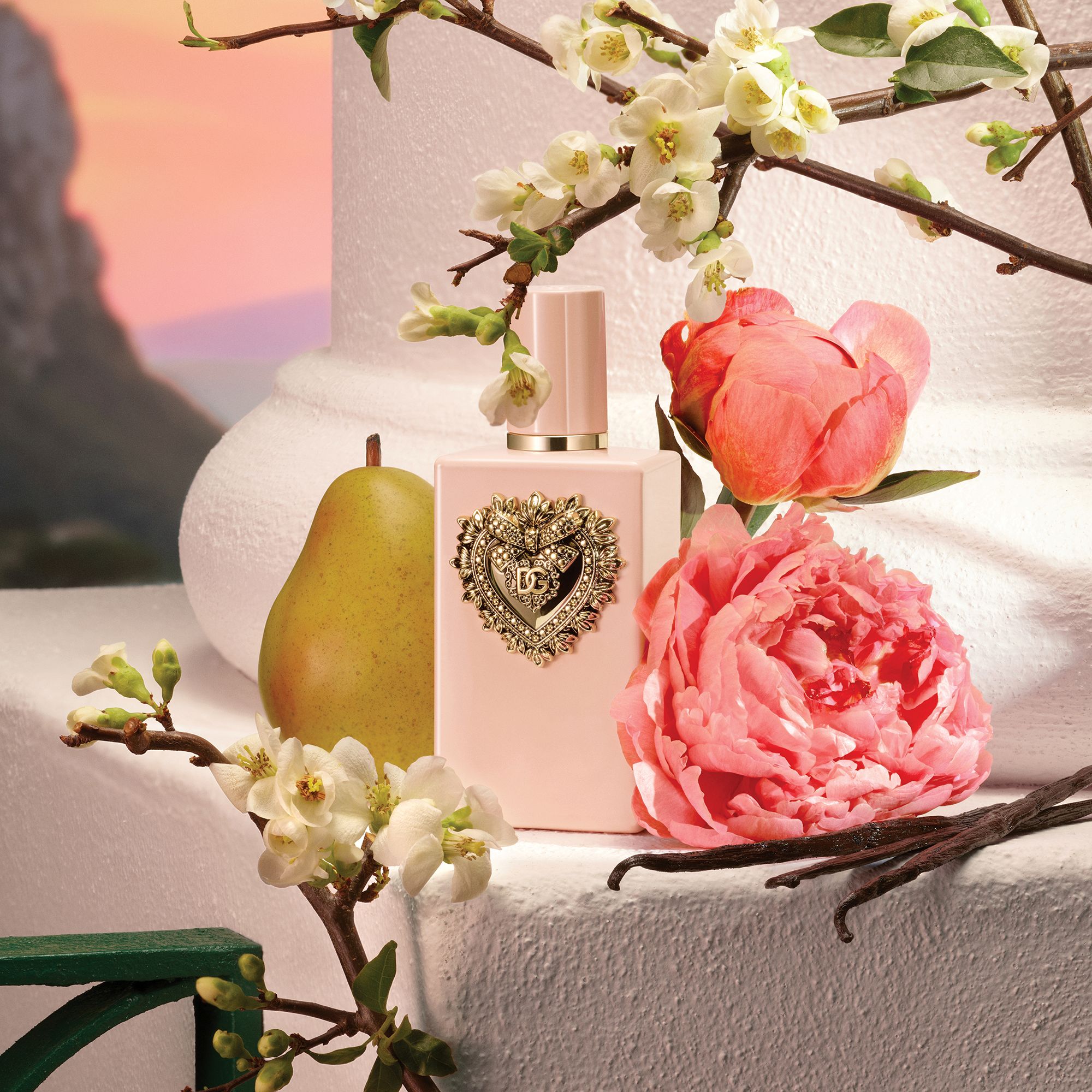 Dolce&Gabbana My Devotion Eau de Parfum Intense: nova interpretacija linije Devotion koja od romantične posvete prelazi prema ideji osobne odanosti i intimne snage u mediteranskom vizualnom narativu Caprija