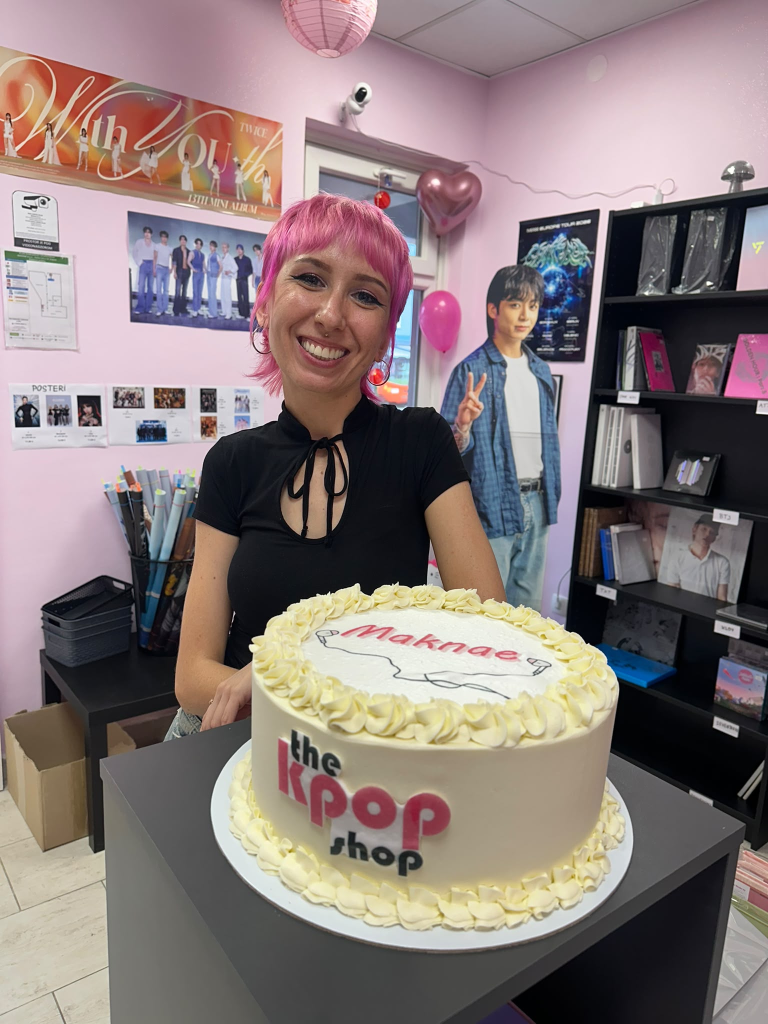 Otvorena prva K-pop trgovina u Hrvatskoj # K-pop fanovi u Hrvatskoj više ne moraju albume, fotokartice i drugi merch naručivati iz inozemstva ili po njih putovati u druge zemlje