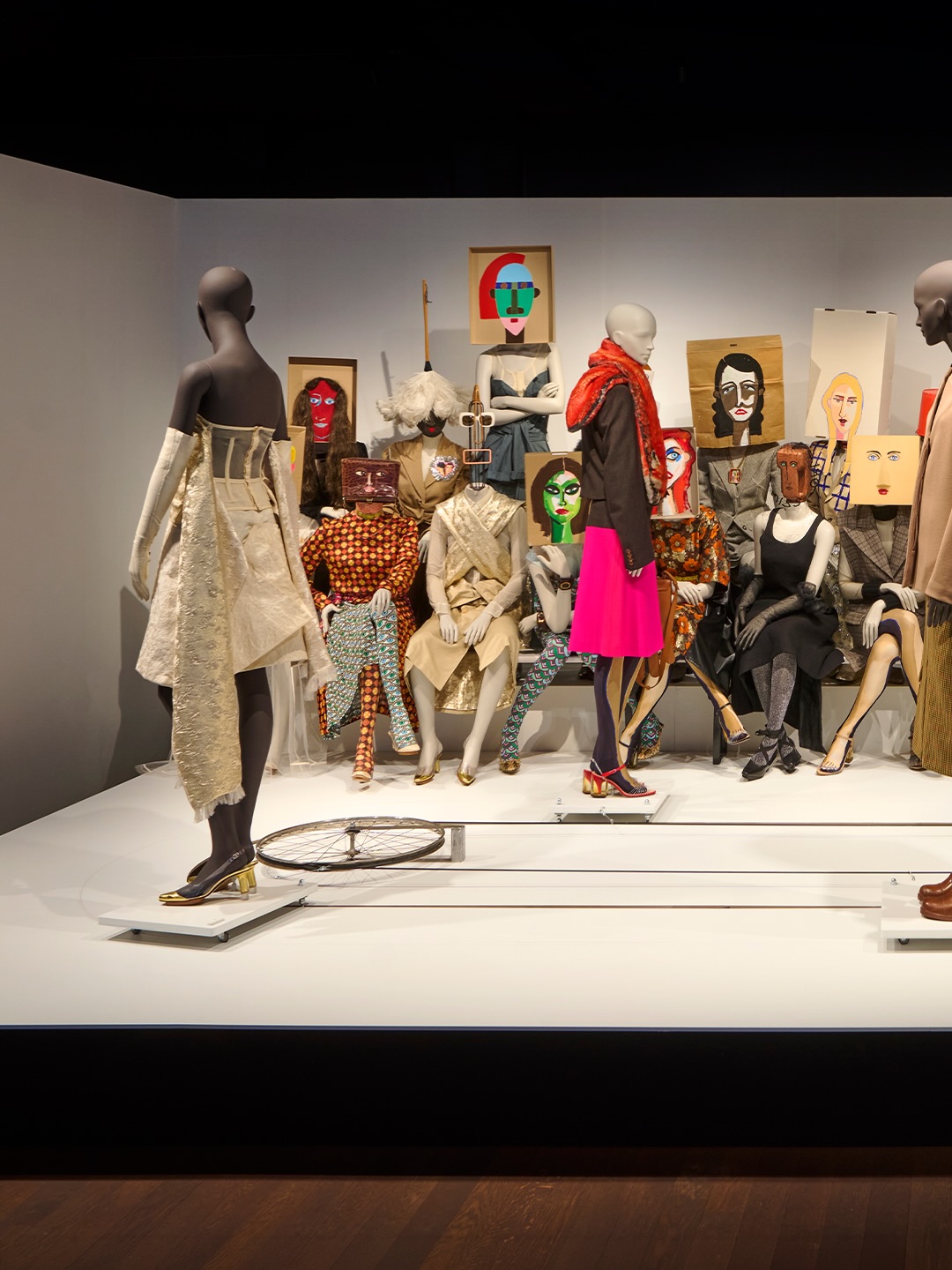 Četrdeset godina poslije: putovanje, pobuna i trajno nasljeđe Antwerp Six u velikoj retrospektivi u MoMu koja redefinira njihovu ključnu ulogu u suvremenoj modi i kulturi odijevanja