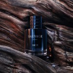 DIOR SAUVAGE EXTRAIT # poznati mirisni potpis sada govori jezikom ouda i drva. Dior predstavlja Sauvage Extrait, novu interpretaciju svoje kultne muške parfemske linije, ovoga puta u izvedbi Francisa Kurkdjiana F103 SAUVAGE EXTRAIT 26 P01A Hero EXTRAIT V14 SW F39